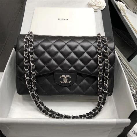 Shop Women's Chanel Handbags Online in UAE 